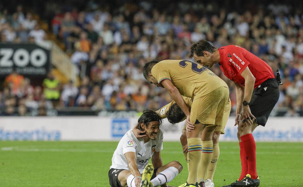 Cavani, cuando cayó lesionado contra el Barça. 