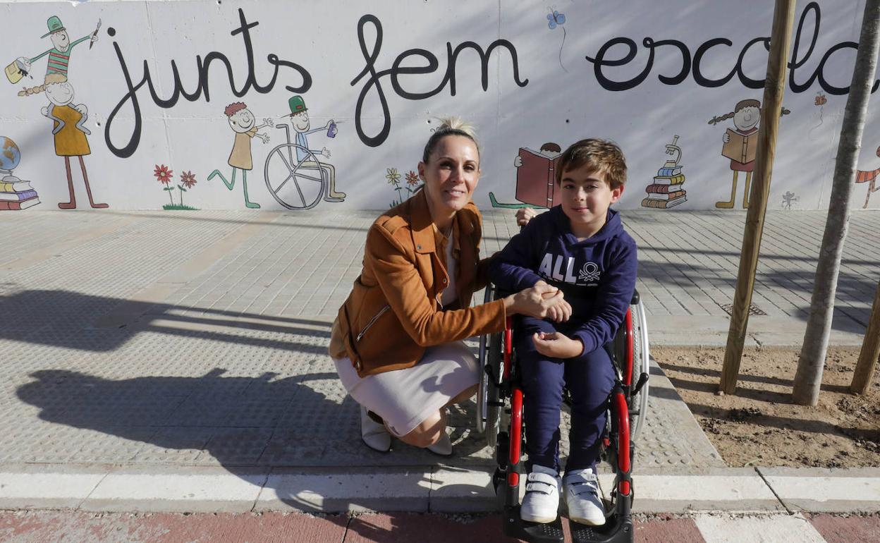 Elena y su hijo Marc, a la puerta del colegio. 