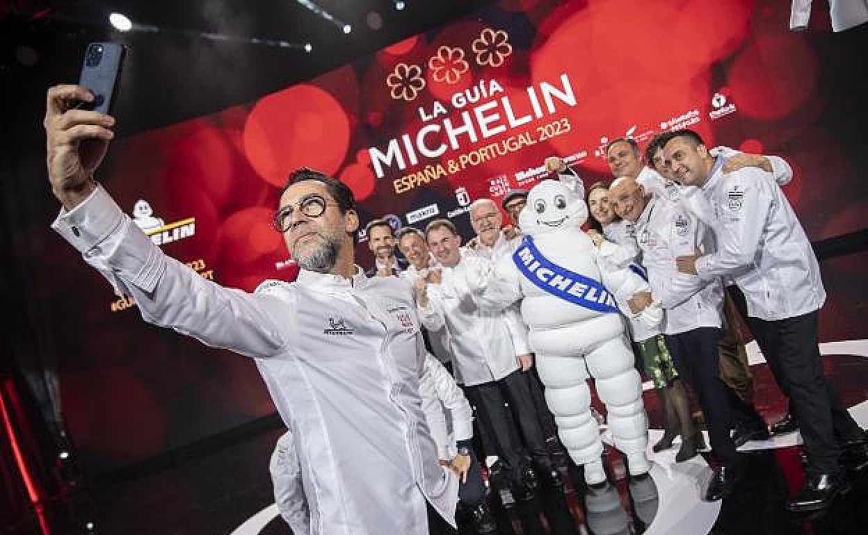 Quique Dacosta se fotografía junto a los 13 cocineros de España que ya lucen tres estrellas Michelin en sus restaurantes.
