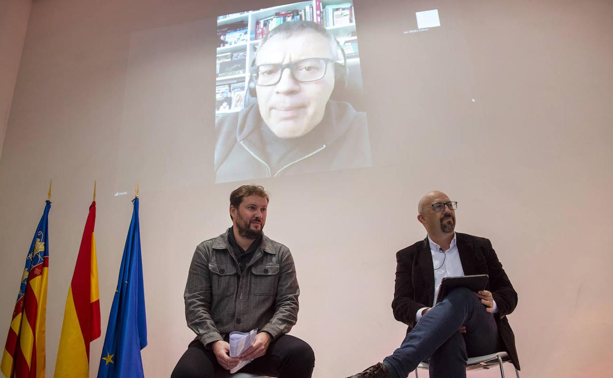 La presentación de Artilugio ha contado con el director de cine Daniel Monzón. 