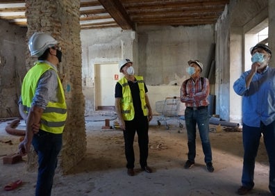 Imagen secundaria 1 - Techo de una de las plantas del palacio, una visita del recinto y una de las columnas que se van a conservar. 