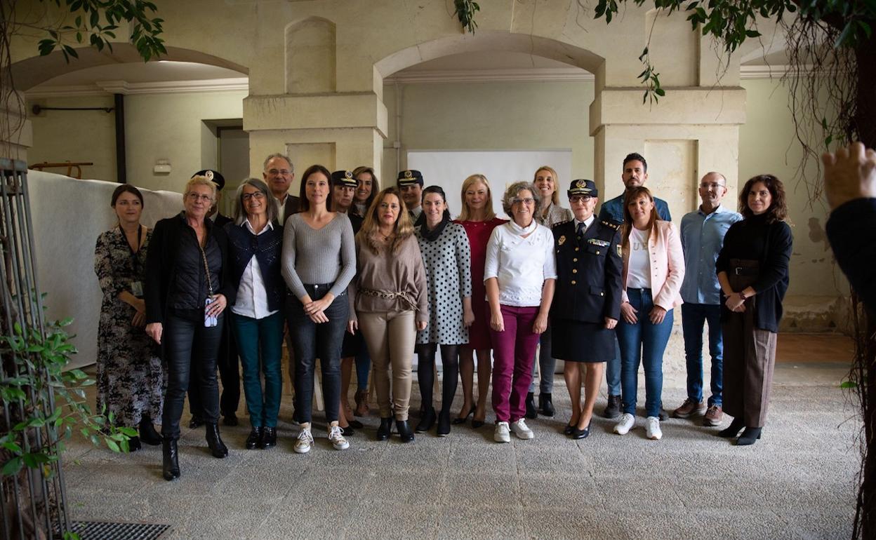 La consellera de Justicia, Interior y Administración Pública, Gabriela Bravo, con varios de los profesionales que atenderán a las víctimas este miércoles en Alicante. 