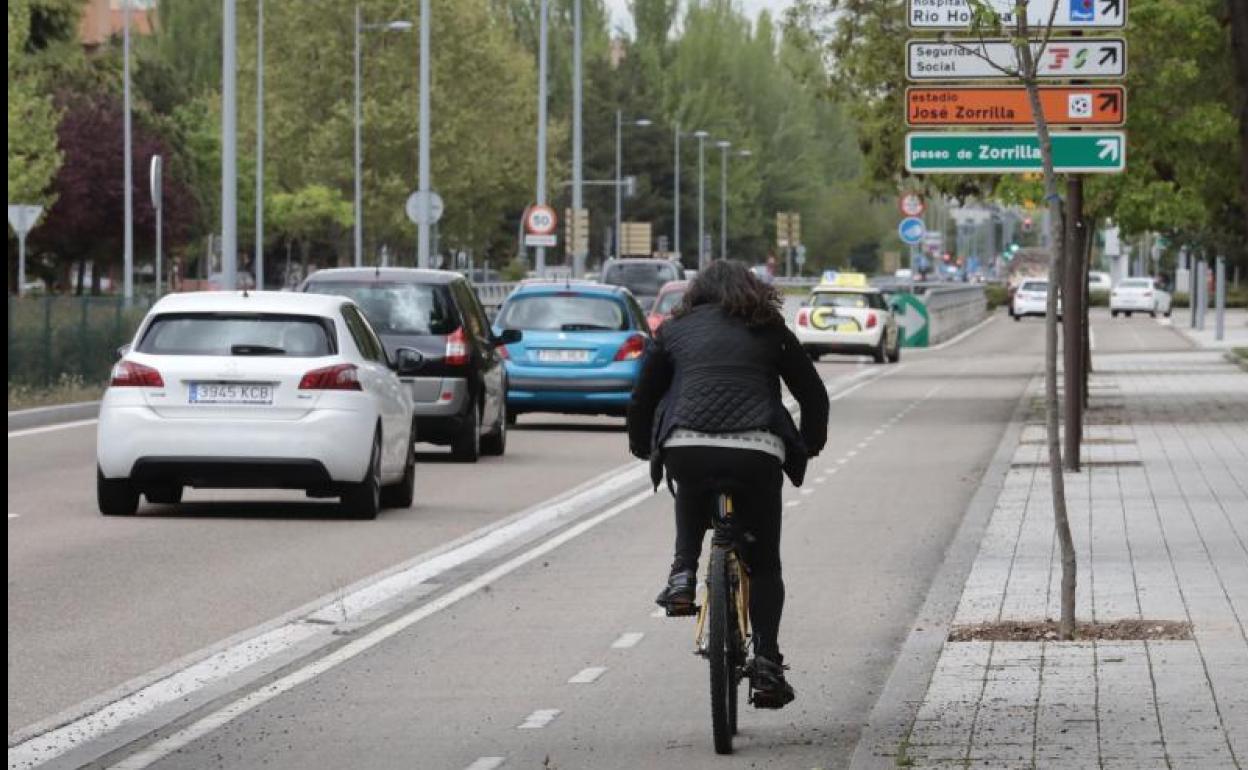 Una ciclista circula por la ciudad. 