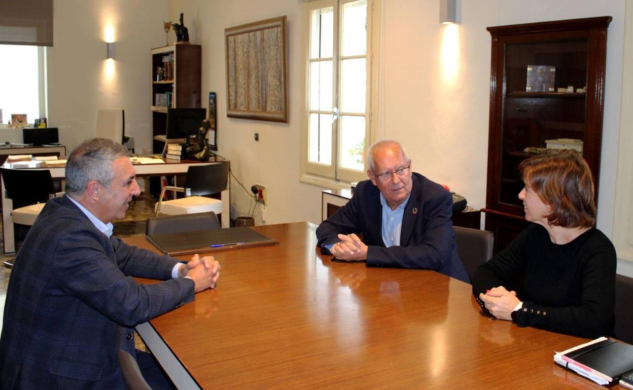 García Nebot con el alcalde de Dénia y la edil de Territorio, en la reunión de este martes. 