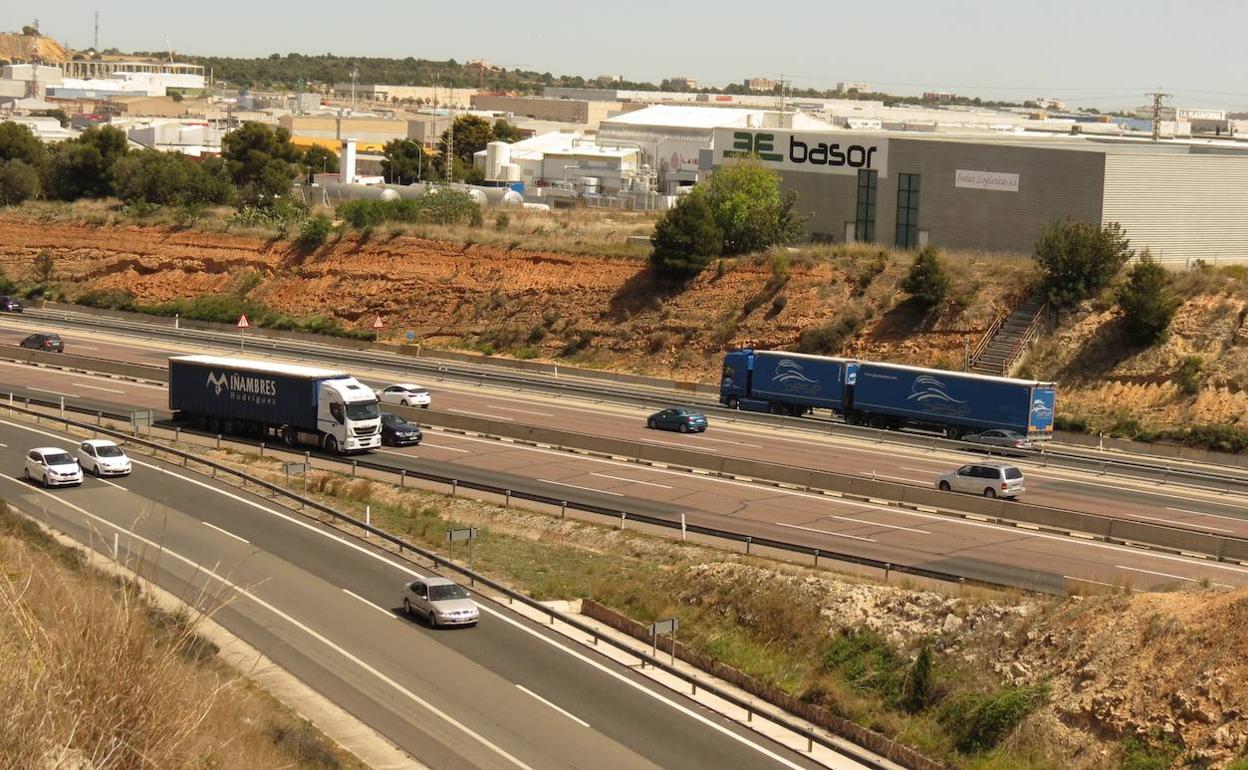 La A7 frente al área empresarial Fuente del Jarro. 