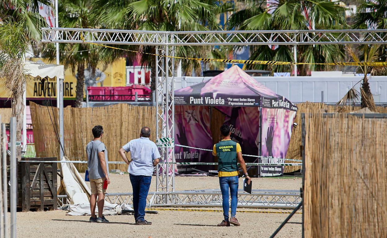 Dos técnicos y un guardia civil inspeccionan el recinto del festival. 