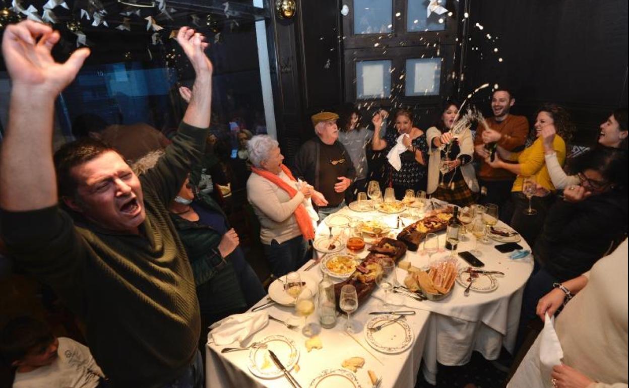 Premiados con el Gordo celebran su suerte. 