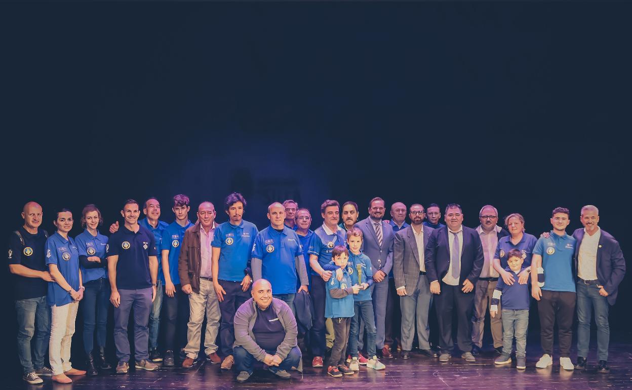 Miembros del Club Ajedrez Silla tras recibir el porrot de honor. 