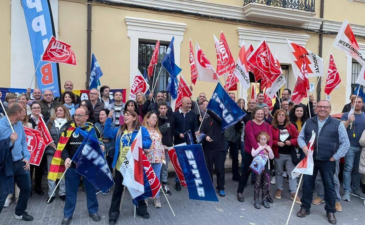 La concentración organizada por los sindicatos en Manises. 