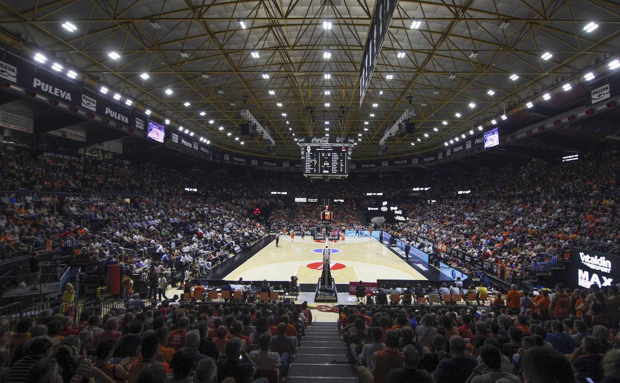 Aspecto de las gradas de la Fonteta durante un partido. 