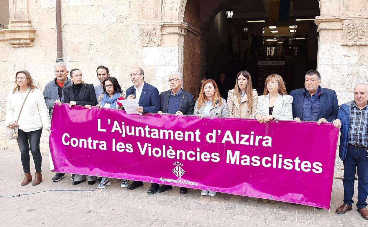 Concentración ante el ayuntamiento de Alzira. 