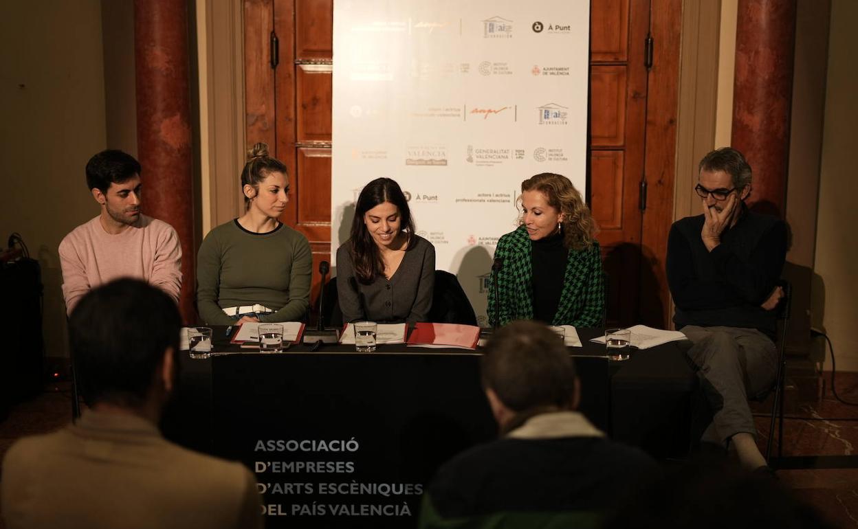 Representantes de AAPV y AVETID, durante la presentación del protocolo en el teatro Olympia. 