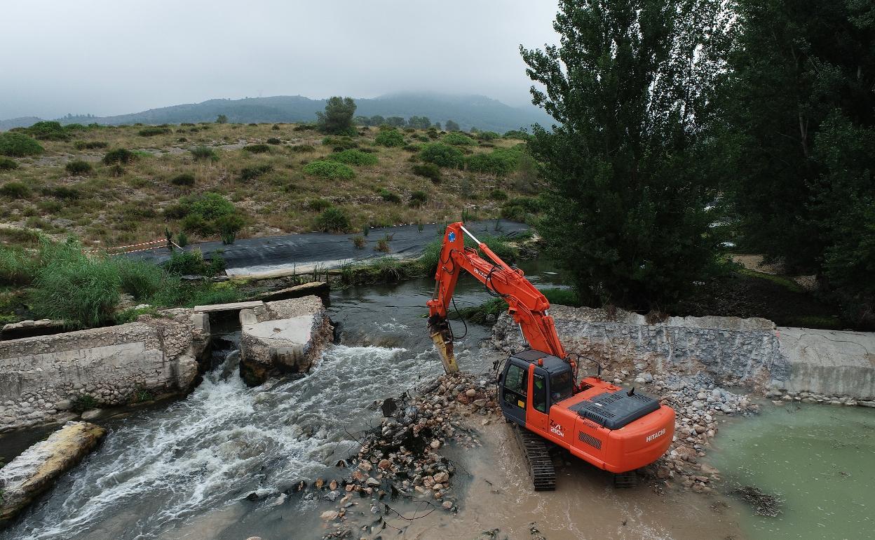 Trabajos de demolición del azud en el término de Bellús. 