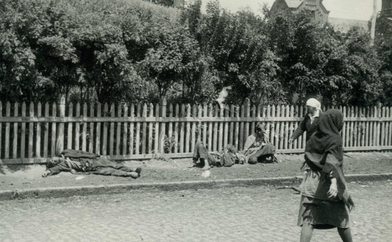 Cadáveres de víctimas de la hambruna yacen en un calle de Jarkóv. 