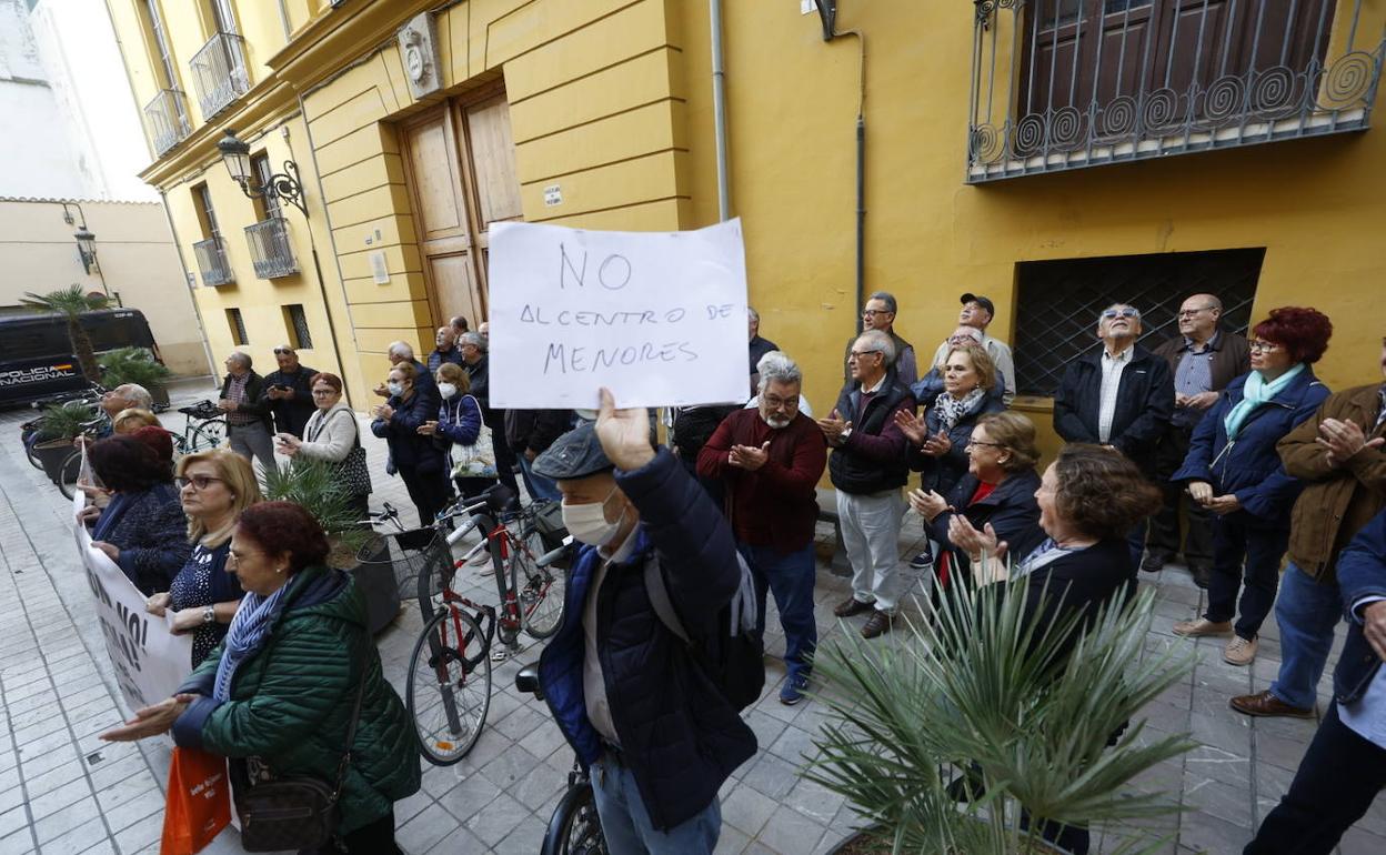 Decenas de vecinos, durante la protesta de este viernes por la mañana.