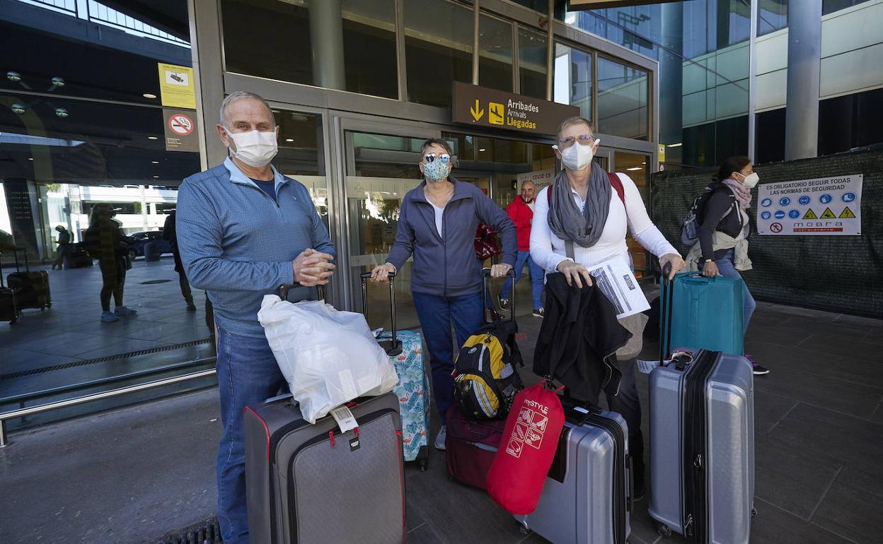 Turistas la su llegada al aeropuerto de Manises. 