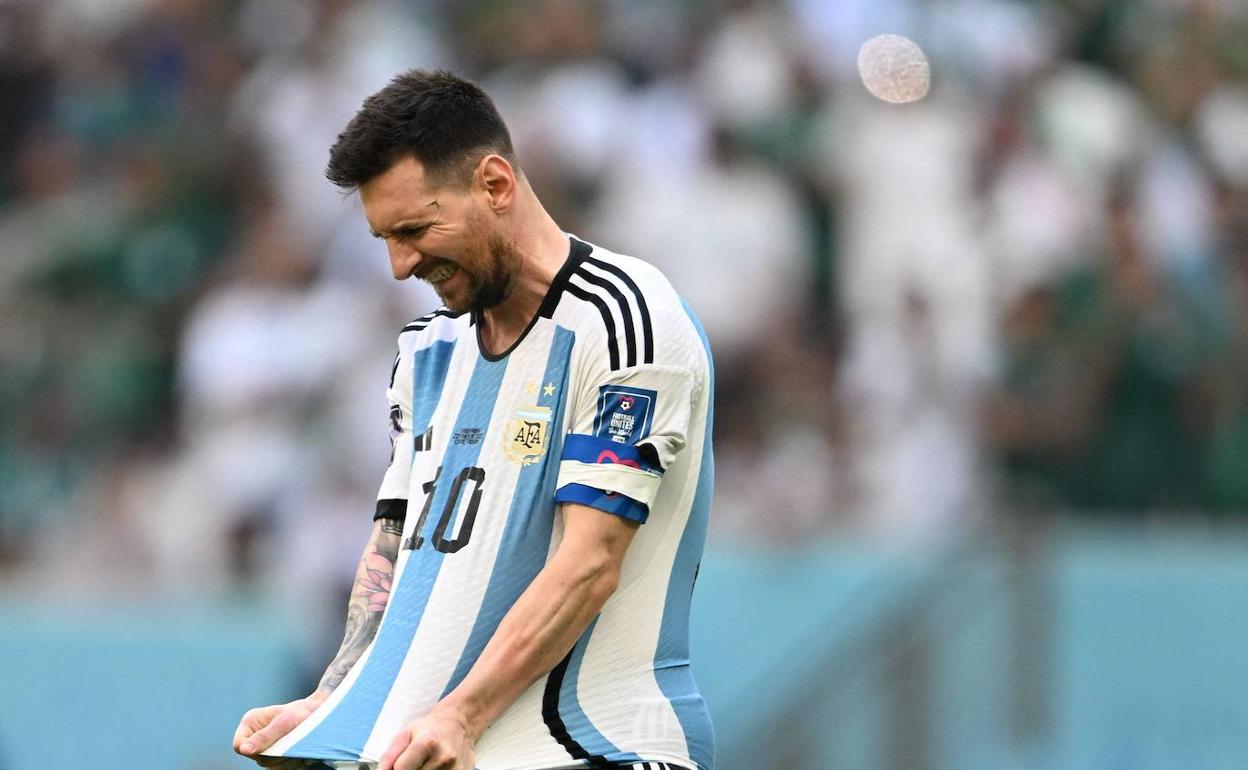 El capitán de Argentina, Leo Messi, lamentándose en un lance del juego. 