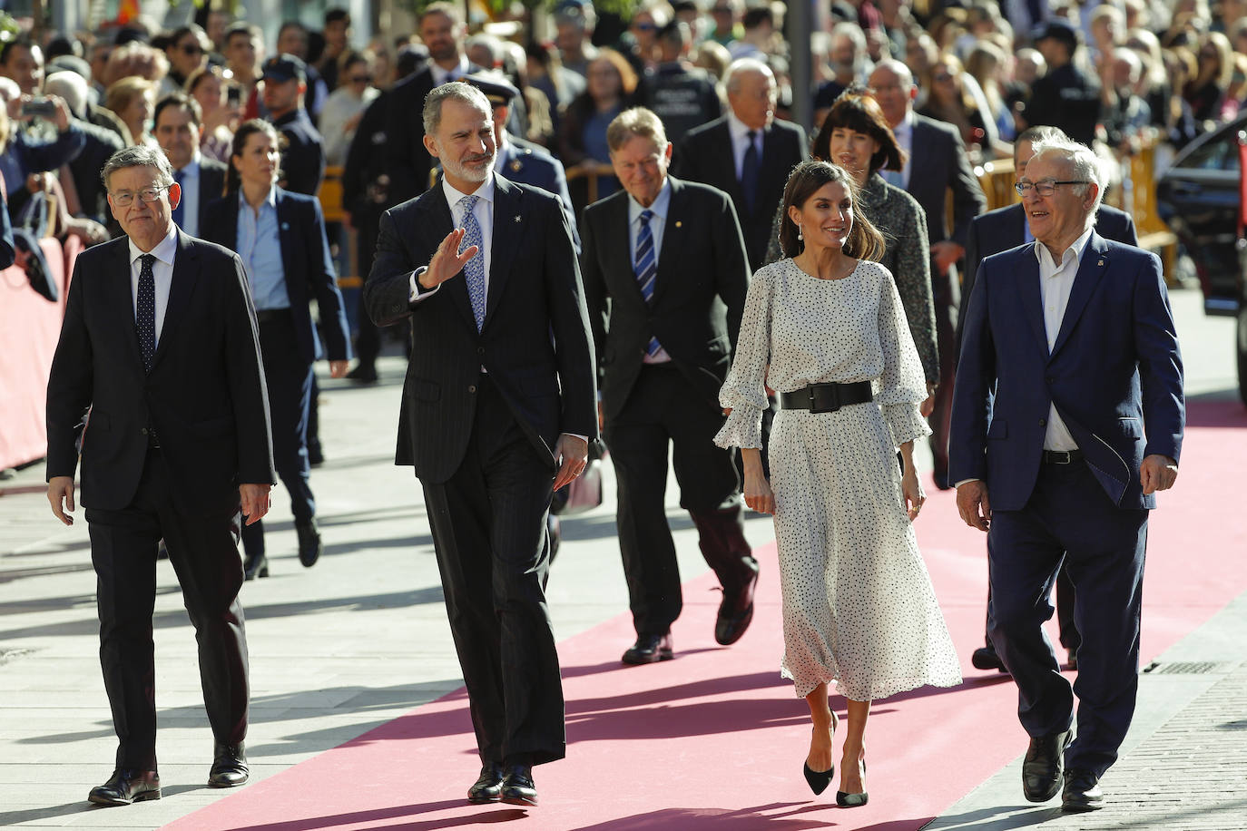 Fotos: Los Reyes de España, Felipe VI y Letizia, presiden la ceremonia de entrega de los Premios Jaume I en la Lonja de Valencia