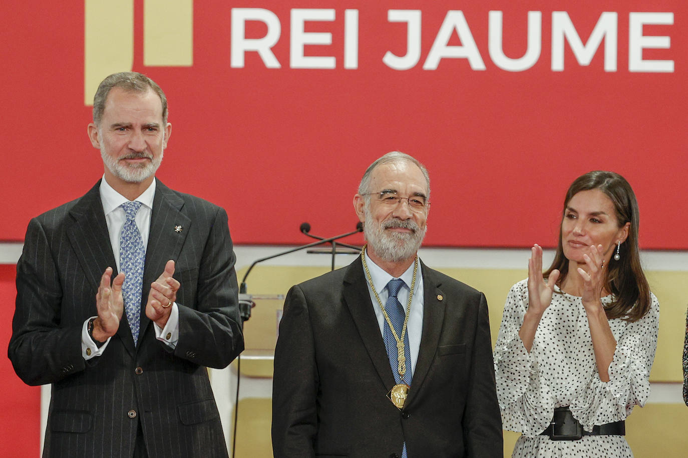 Fotos: Los Reyes de España, Felipe VI y Letizia, presiden la ceremonia de entrega de los Premios Jaume I en la Lonja de Valencia