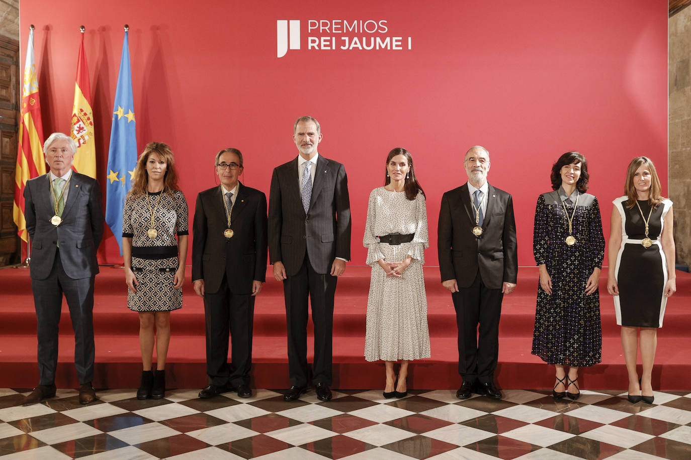 Fotos: Los Reyes de España, Felipe VI y Letizia, presiden la ceremonia de entrega de los Premios Jaume I en la Lonja de Valencia