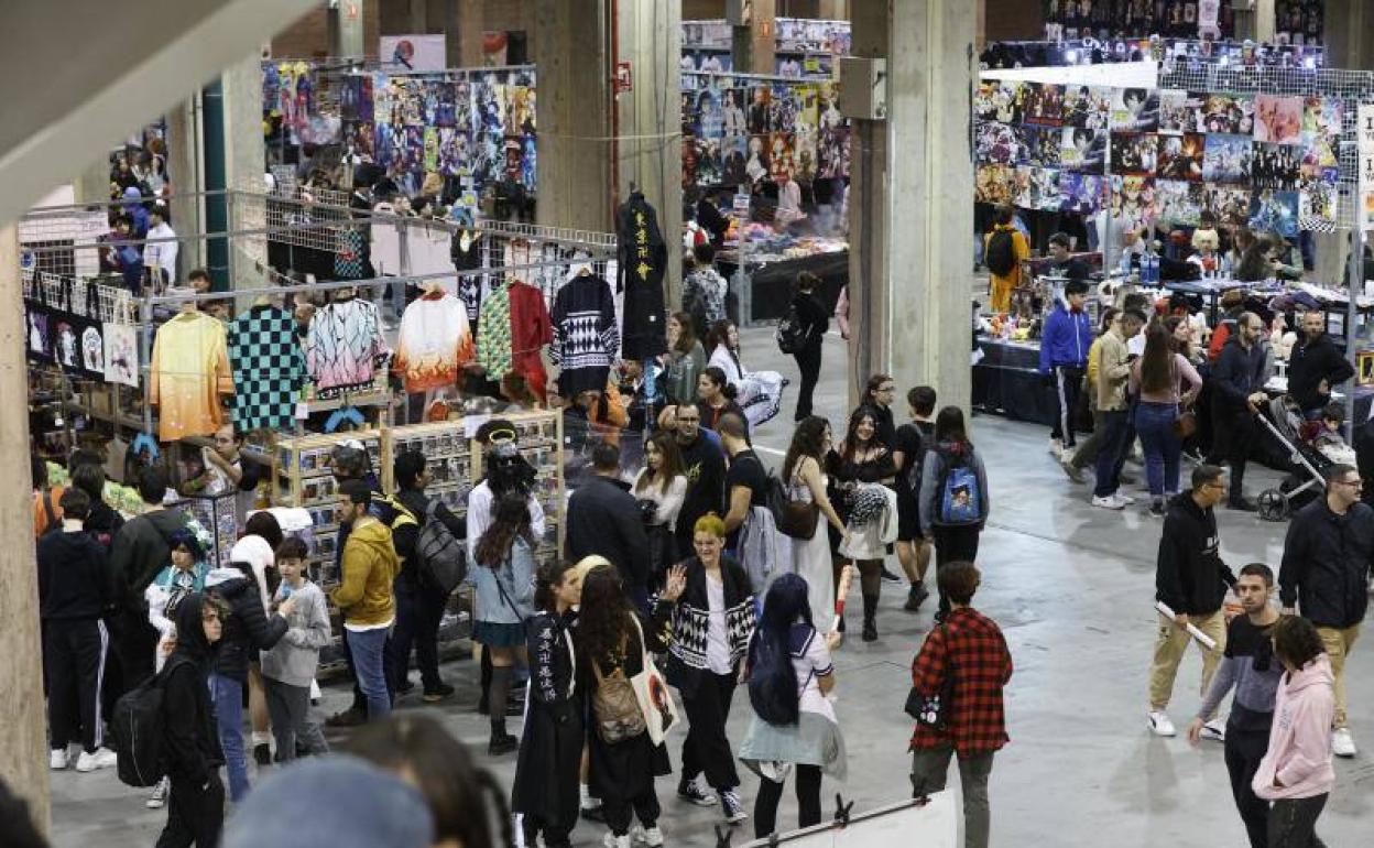 Público que asiste a Japan Weekend en Feria Valencia. 
