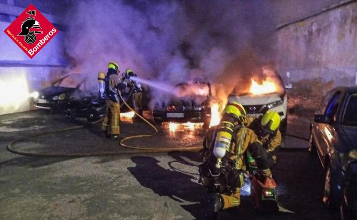 Los bomberos trabajan en las tareas de extinción del incendio. 