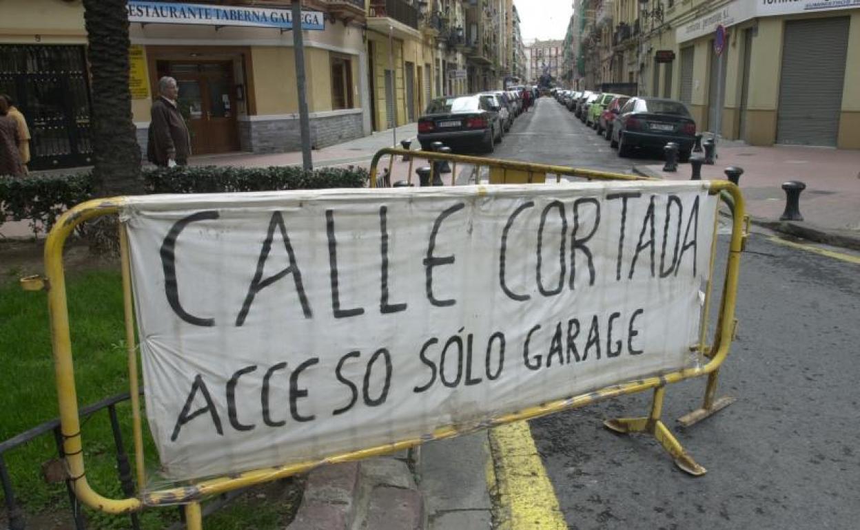 Una calle cortada en Valencia, en una imagen de archivo. 