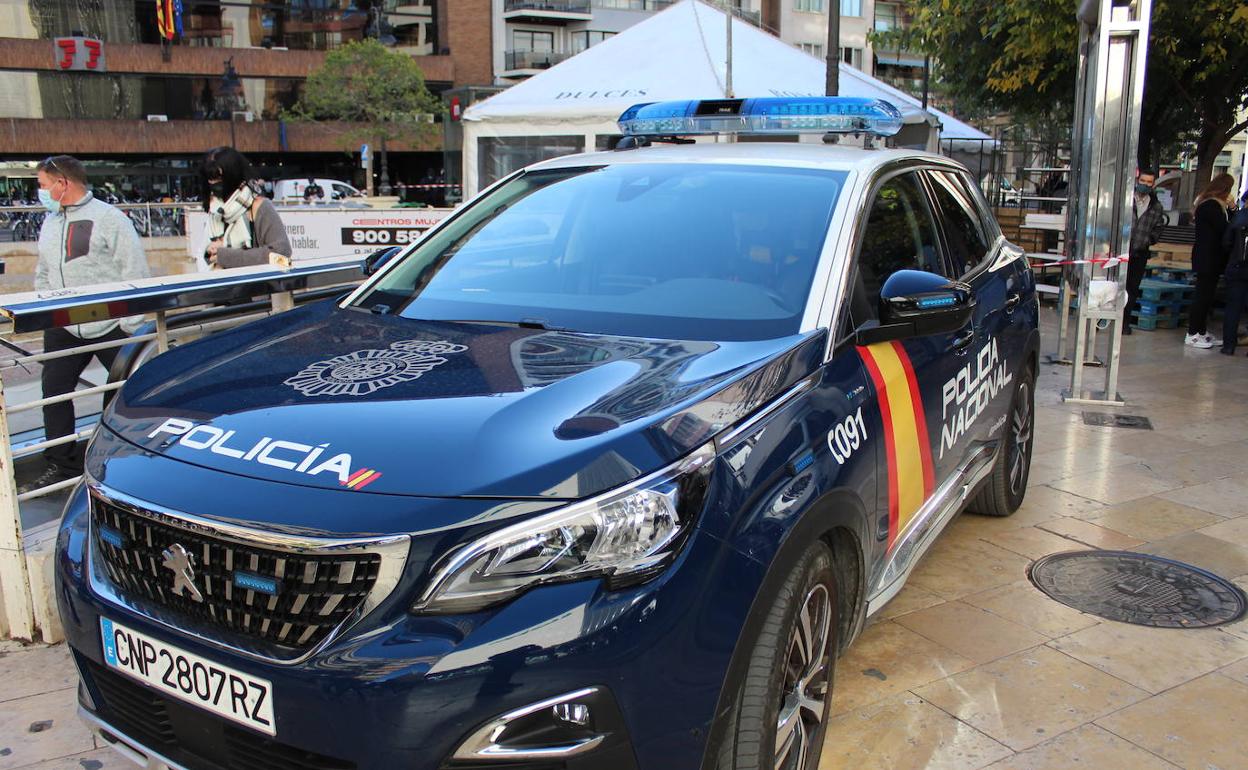 Un coche patrulla de la Policía Nacional, junto a la calle Colón de Valencia. 