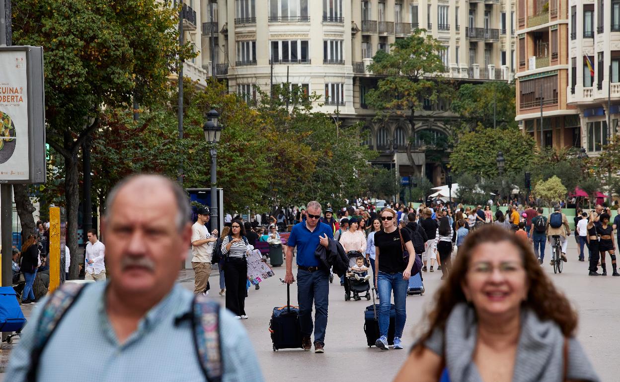 Personas paseando por Valencia.