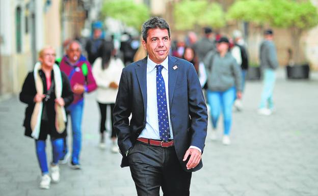 En la calle. El líder del PP caminando por el centro de la ciudad. 