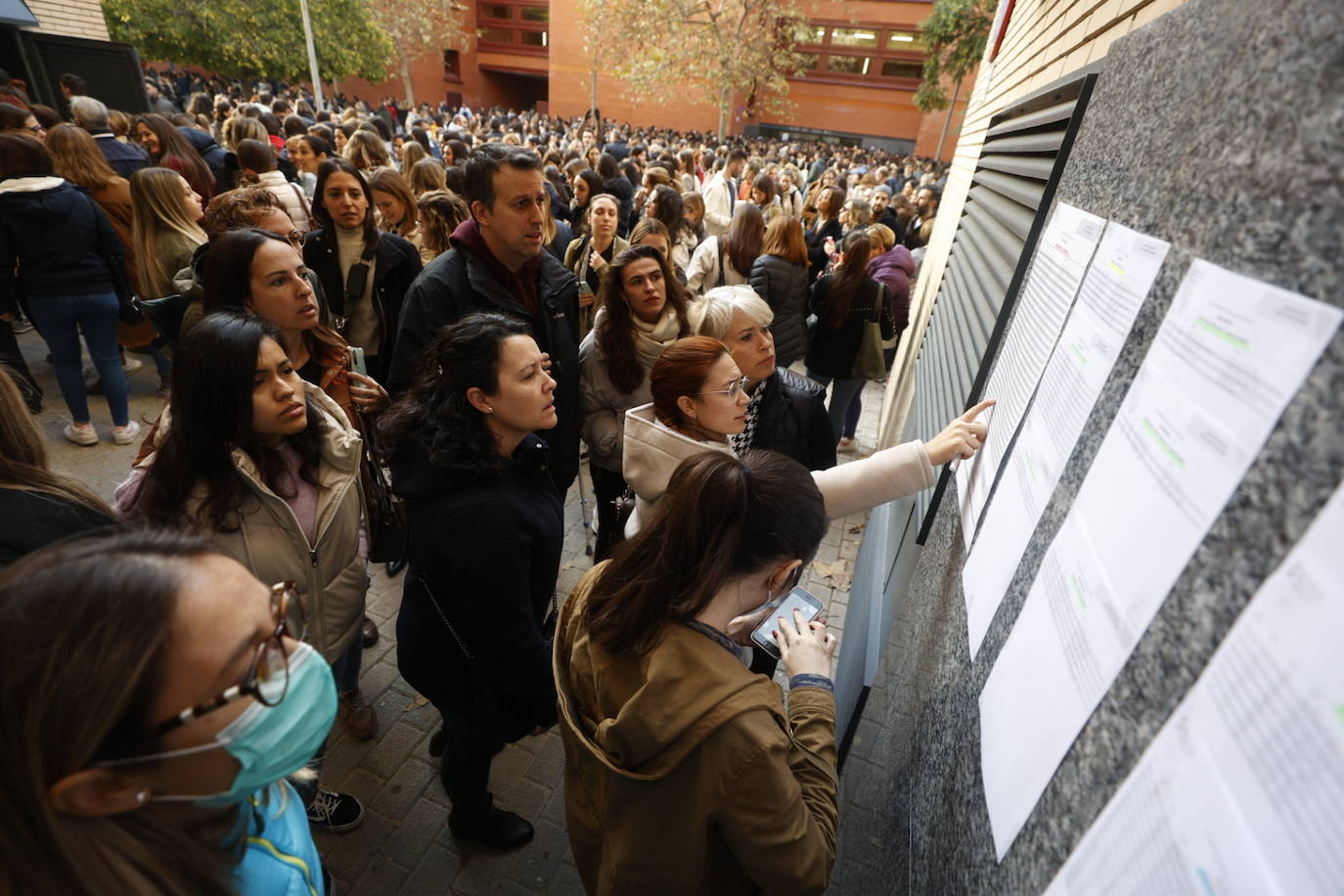 Un total de 24.537 aspirantes estaban convocados este domingo, 27 de noviembre, al primer examen de las oposiciones para acceder a 3.817 plazas de la categoría de enfermeras y enfermeros y que forma parte de las ofertas públicas de empleo (OPE) 2017, 2018 y estabilización de 2019. 