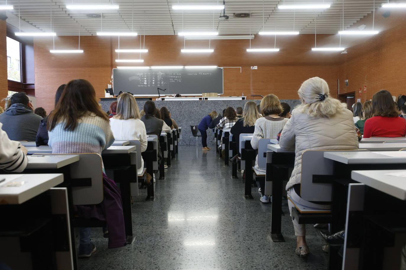 Los lugares en los que tiene lugar el examen en Castellón son los aularios I y II de la Facultad de Ciencias Jurídicas y Económicas, así como en las zonas I y II de la Escuela Superior de Tecnología y Ciencias Experimentales de la Universitat Jaume I de Castelló. 