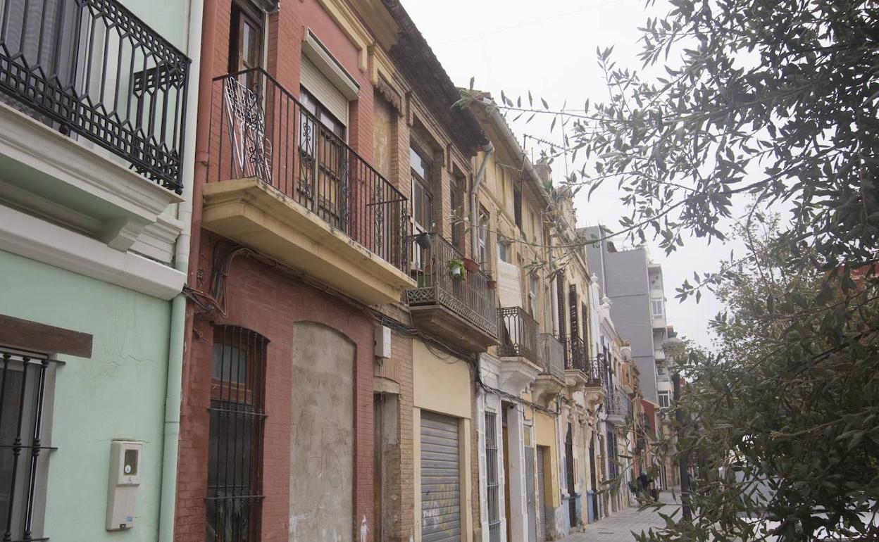 Fachada de uno de los edificios municipales ocupados ilegalmente en el Cabanyal. 