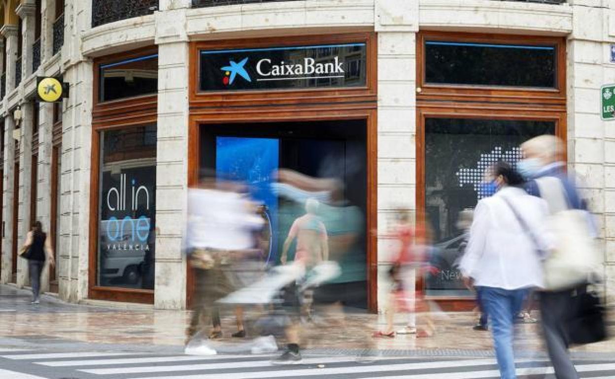 Una oficina de Caixabank en Valencia.