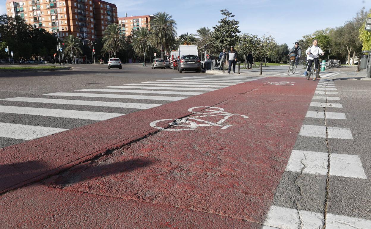 Carril bici en mal estado en el bulevar sur. 