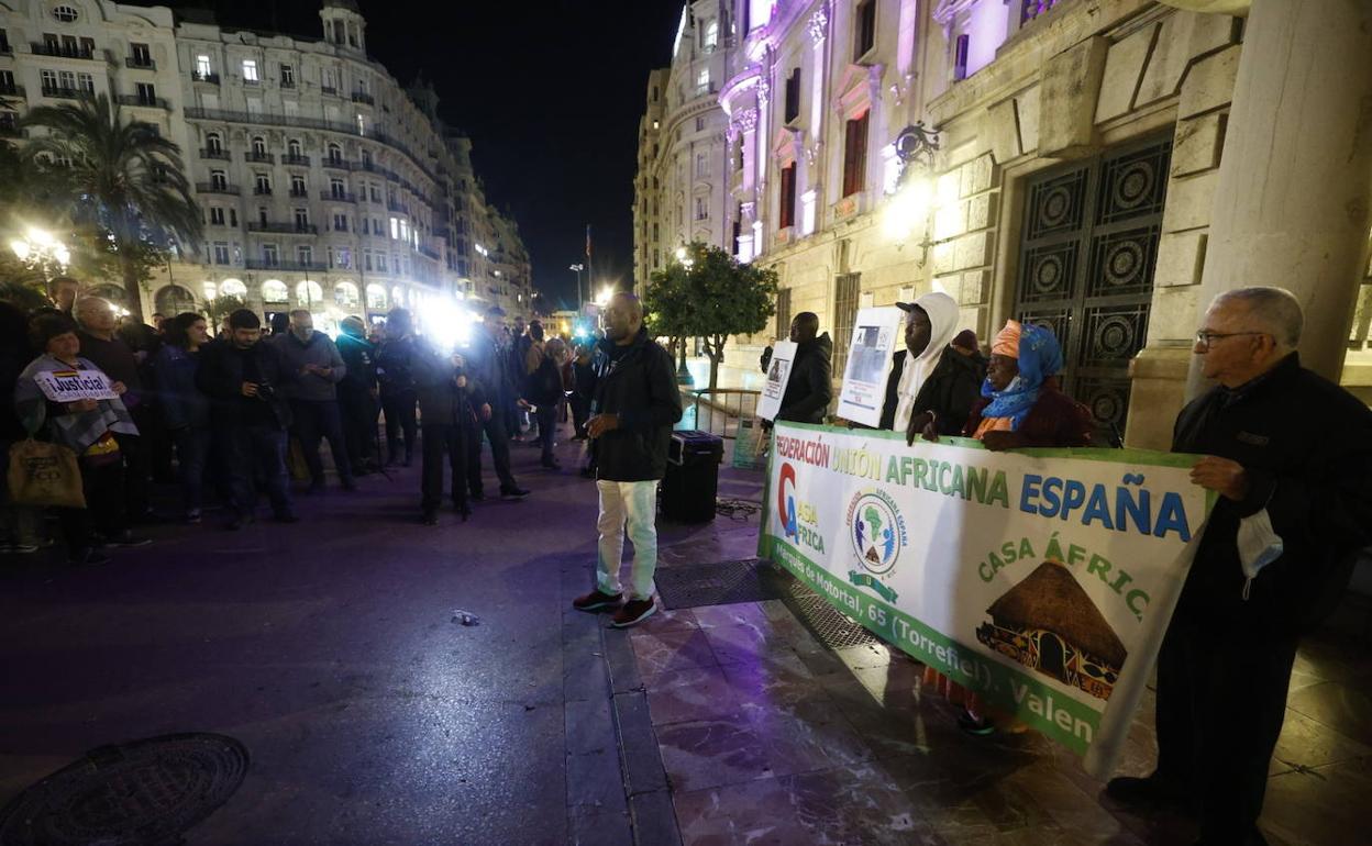 Concentración ante el Ayuntamiento de Valencia.