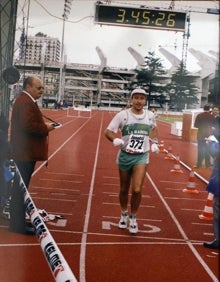 Imagen secundaria 2 - Manolo Sempere, con la bandera del club que fundó. Abajo, con los trofeos y en el maratón olímpico de Barcleona. 