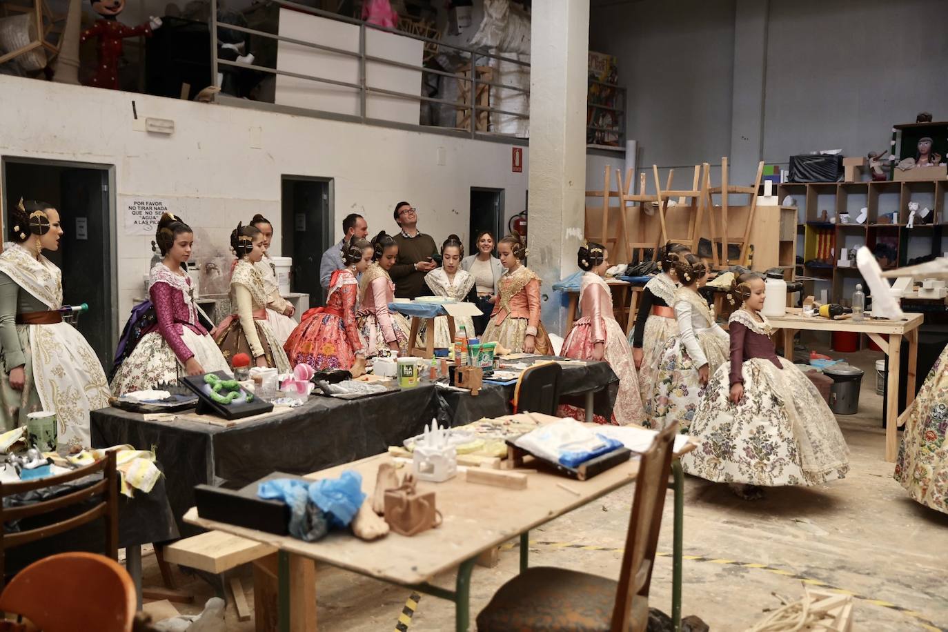 Las falleras mayores de Valencia 2023 y sus cortes de honor visitan el taller de Manolo García en el que se da forma al trabajo diseñado por Marina Puche.