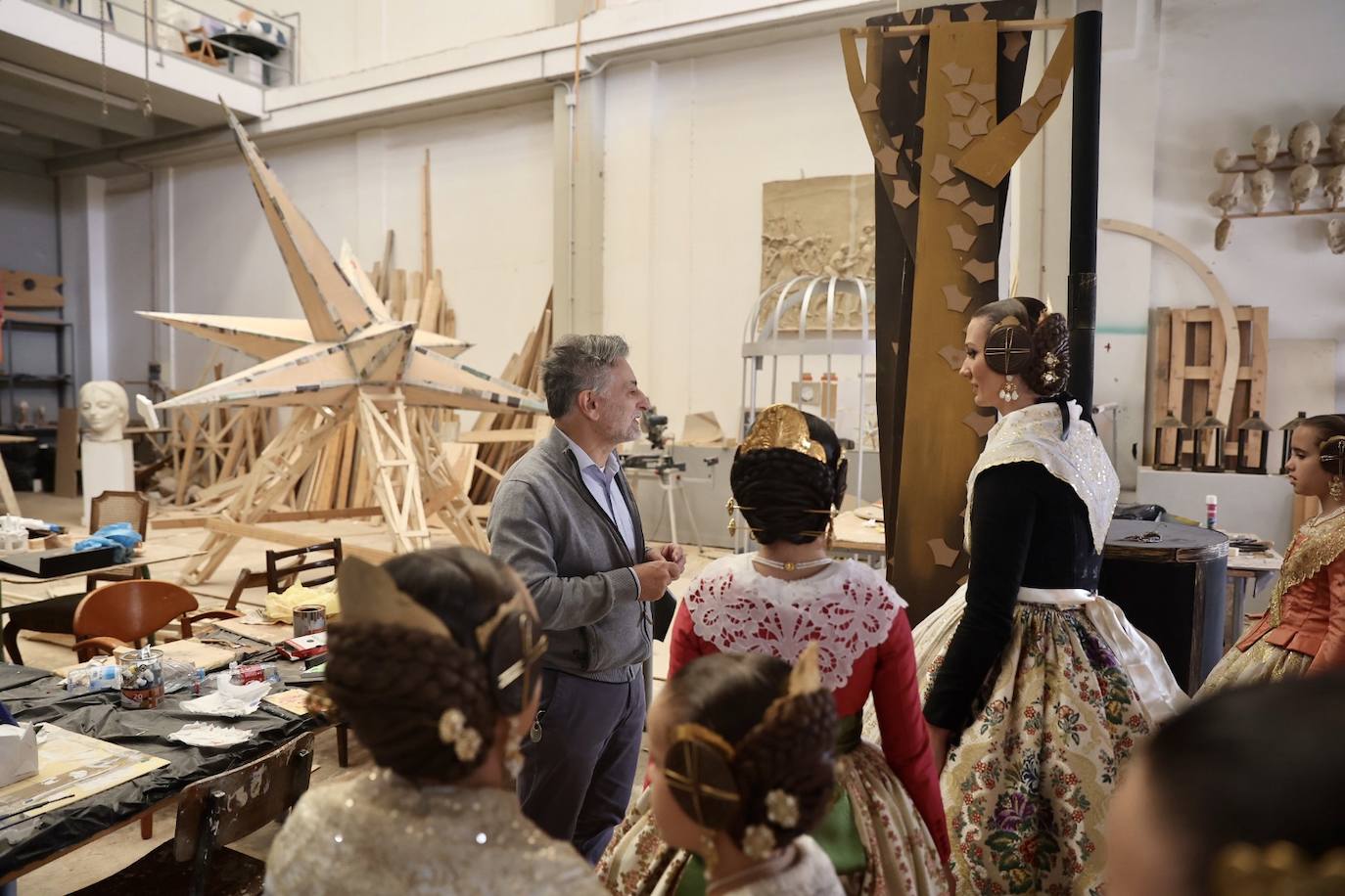 Las falleras mayores de Valencia 2023 y sus cortes de honor visitan el taller de Manolo García en el que se da forma al trabajo diseñado por Marina Puche.