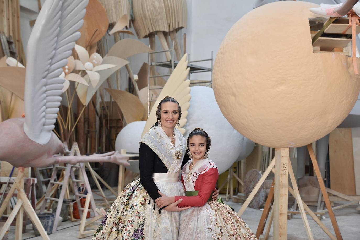 Las falleras mayores de Valencia 2023 y sus cortes de honor visitan el taller de Manolo García en el que se da forma al trabajo diseñado por Marina Puche.