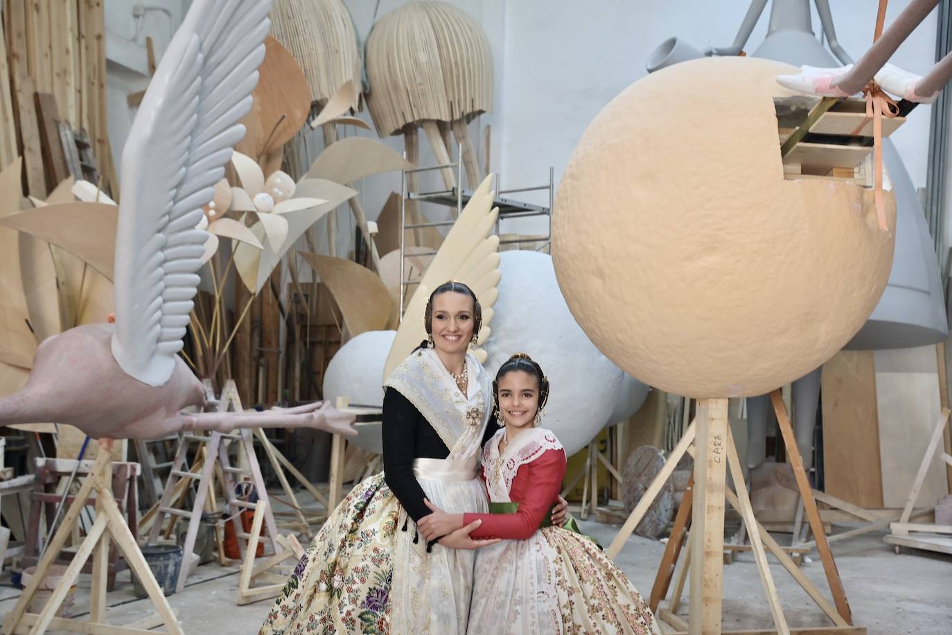 Las falleras mayores de Valencia 2023 y sus cortes de honor visitan el taller de Manolo García en el que se da forma al trabajo diseñado por Marina Puche.