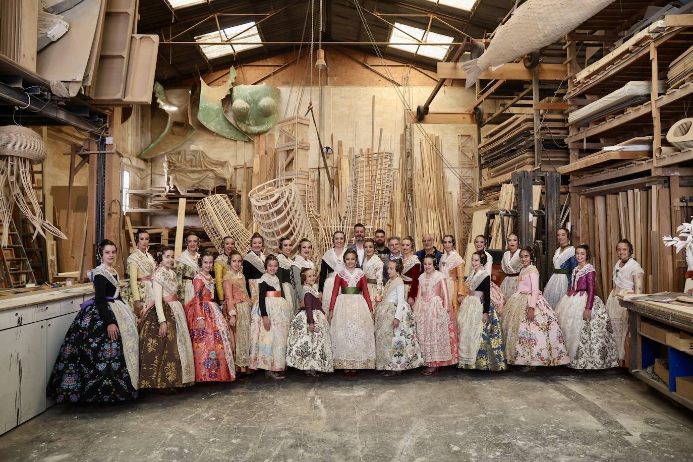 Las falleras mayores de Valencia 2023 y sus cortes de honor visitan el taller de Manolo García en el que se da forma al trabajo diseñado por Marina Puche.