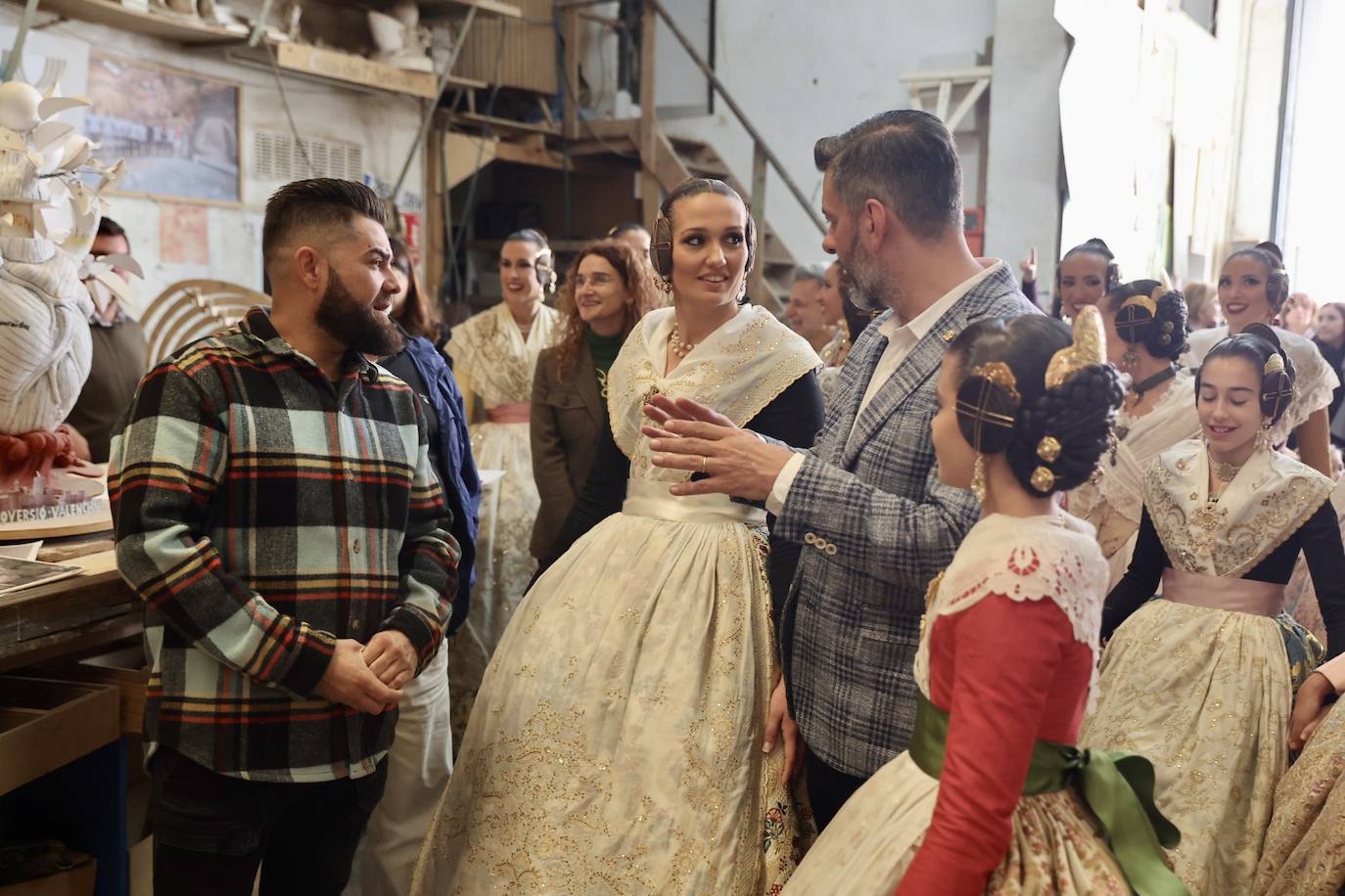 Las falleras mayores de Valencia 2023 y sus cortes de honor visitan el taller de Manolo García en el que se da forma al trabajo diseñado por Marina Puche.