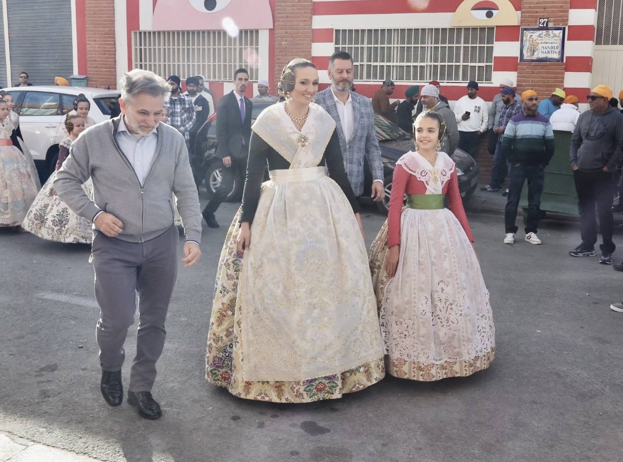 Las falleras mayores de Valencia 2023 y sus cortes de honor visitan el taller de Manolo García en el que se da forma al trabajo diseñado por Marina Puche.