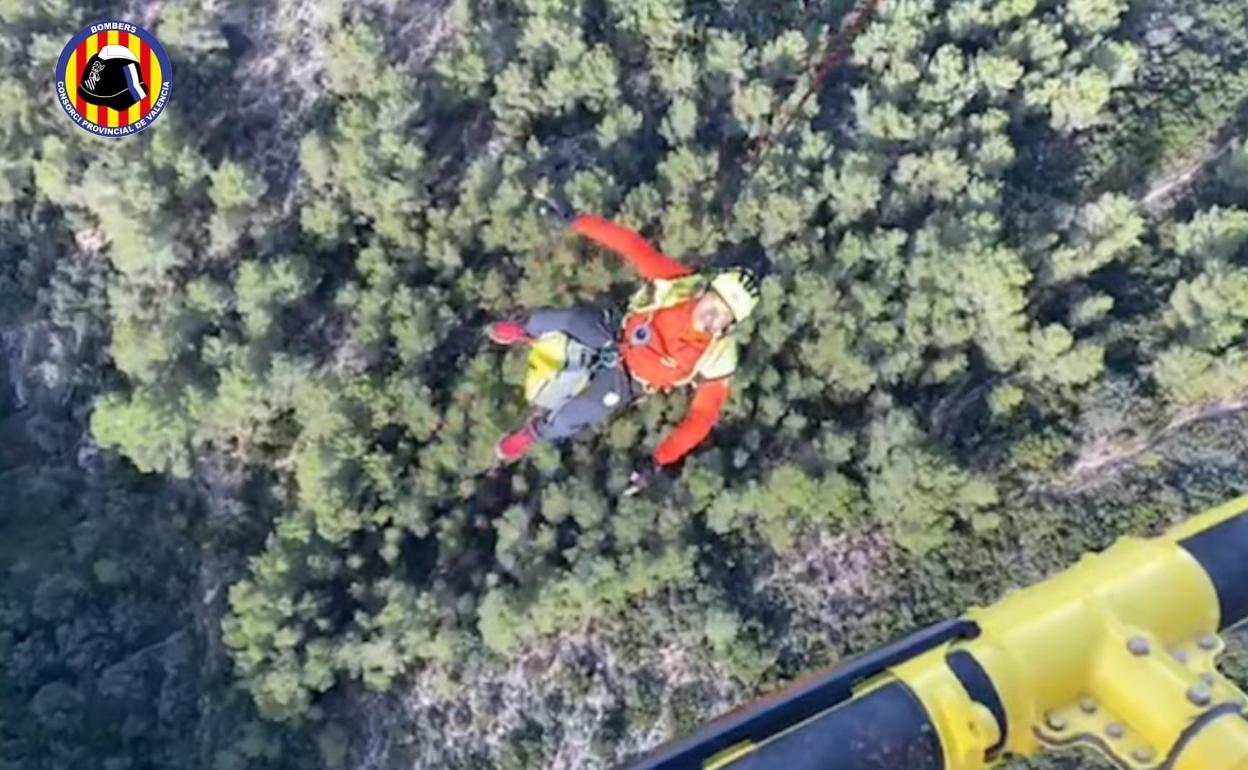 Momento del rescate aéreo por parte del grupo GERA del Consorcio. 
