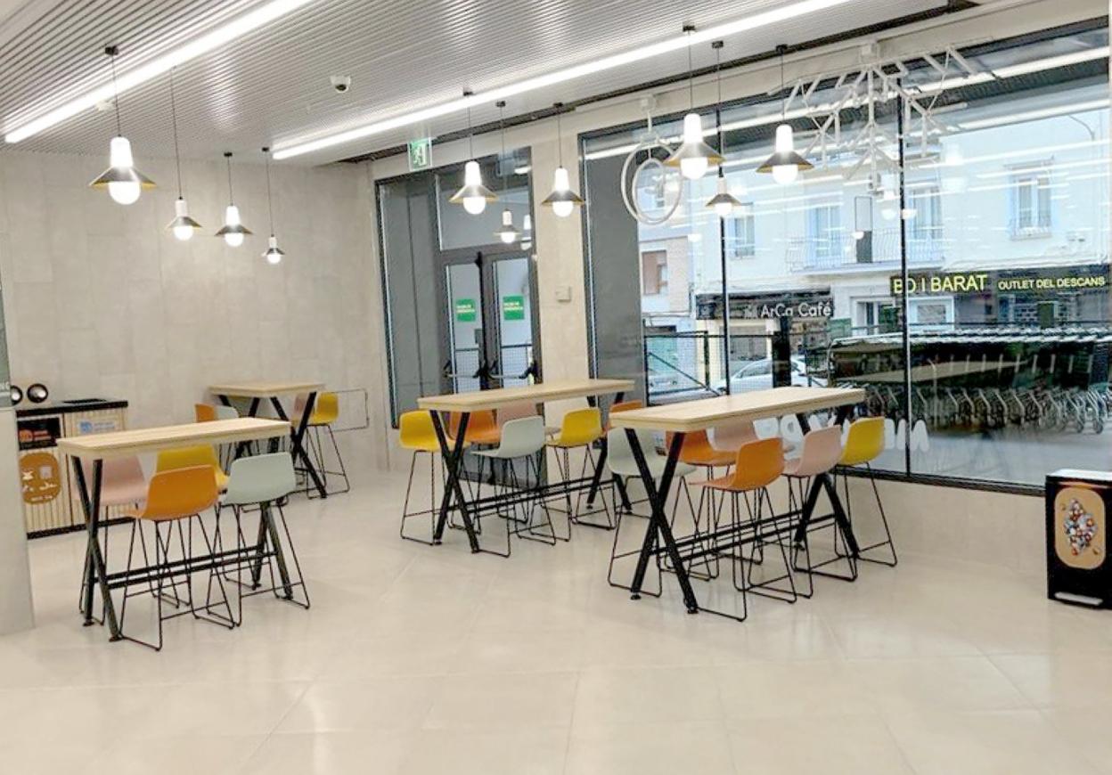 Interior de la sección 'Listo Para Comer' del nuevo supermercado de Mercadona en Ontinyent. 