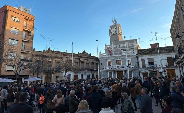 La guerra de los vecinos de Meliana contra la recogida de basura puerta a puerta prosigue en el primer día de su implantación