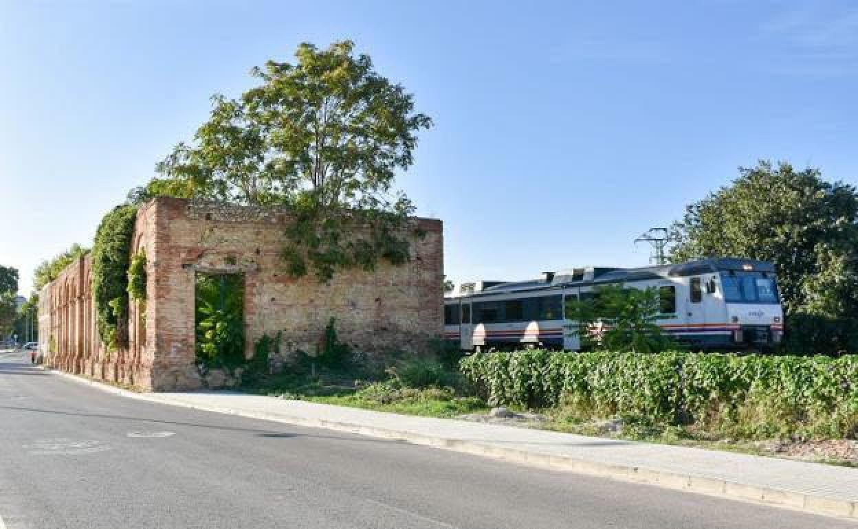 Tren dirección Alcoi a su paso por  la antigua estación de Xàtiva. 