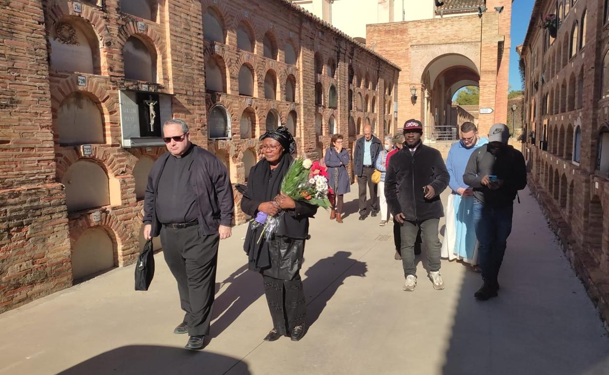 El padre Miret acompaña a Regina, durante el traslado del féretro en el Cementerio General. 