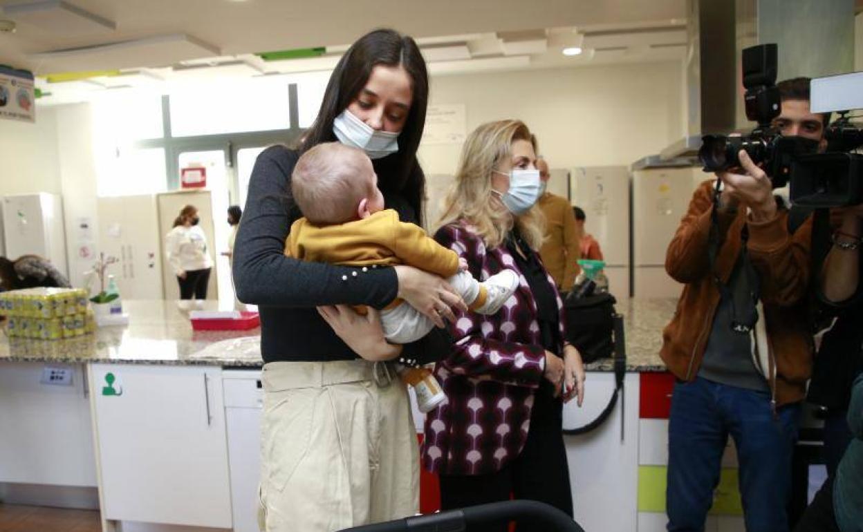 Victoria Federica sujeta un bebé durante su visita a la casa Ronald McDonald situada a las puertas del Hospital Niño Jesús de Madrid.